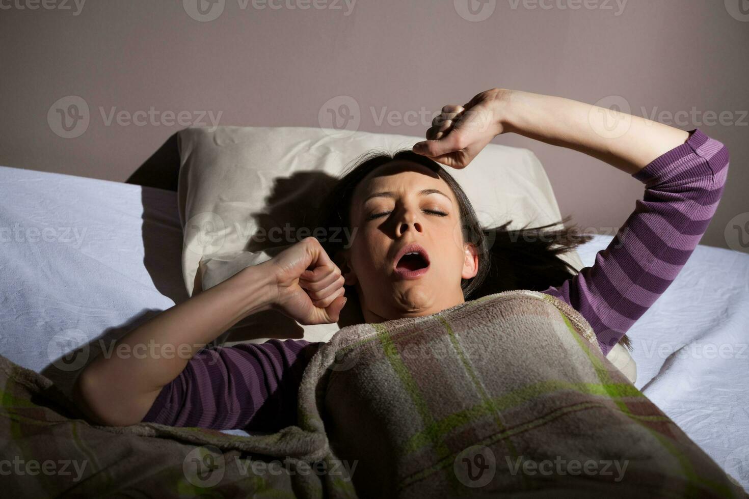 un joven mujer descansando en el cama foto