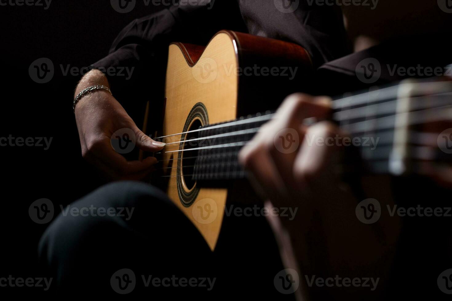 jugando un acústico guitarra foto