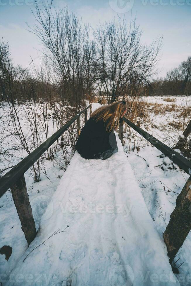 triste joven rubia mujer en el bosque foto