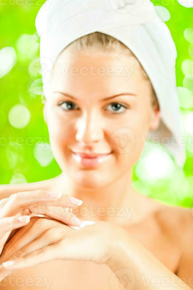 un mujer tomando cuidado de su piel foto