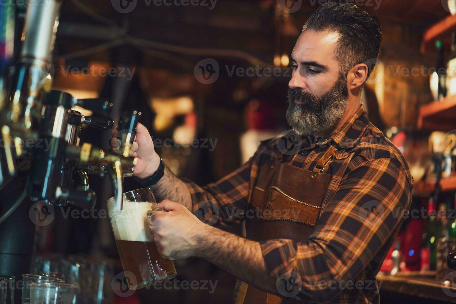 retrato de un hombre quien trabajos como un barman foto