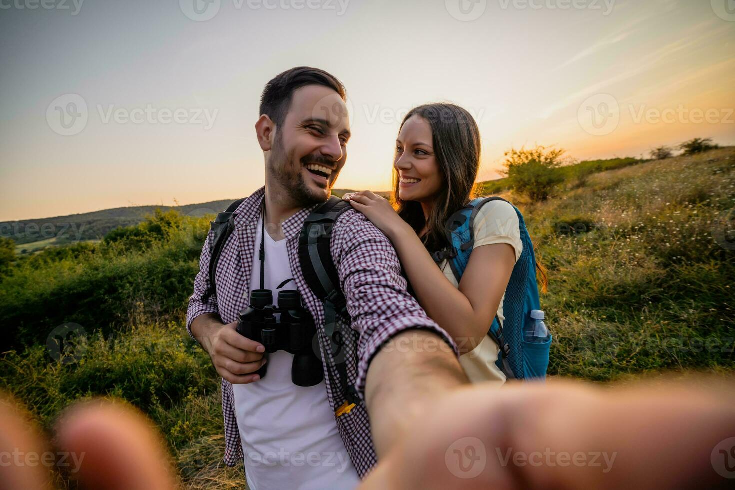 Pareja gasto hora al aire libre foto