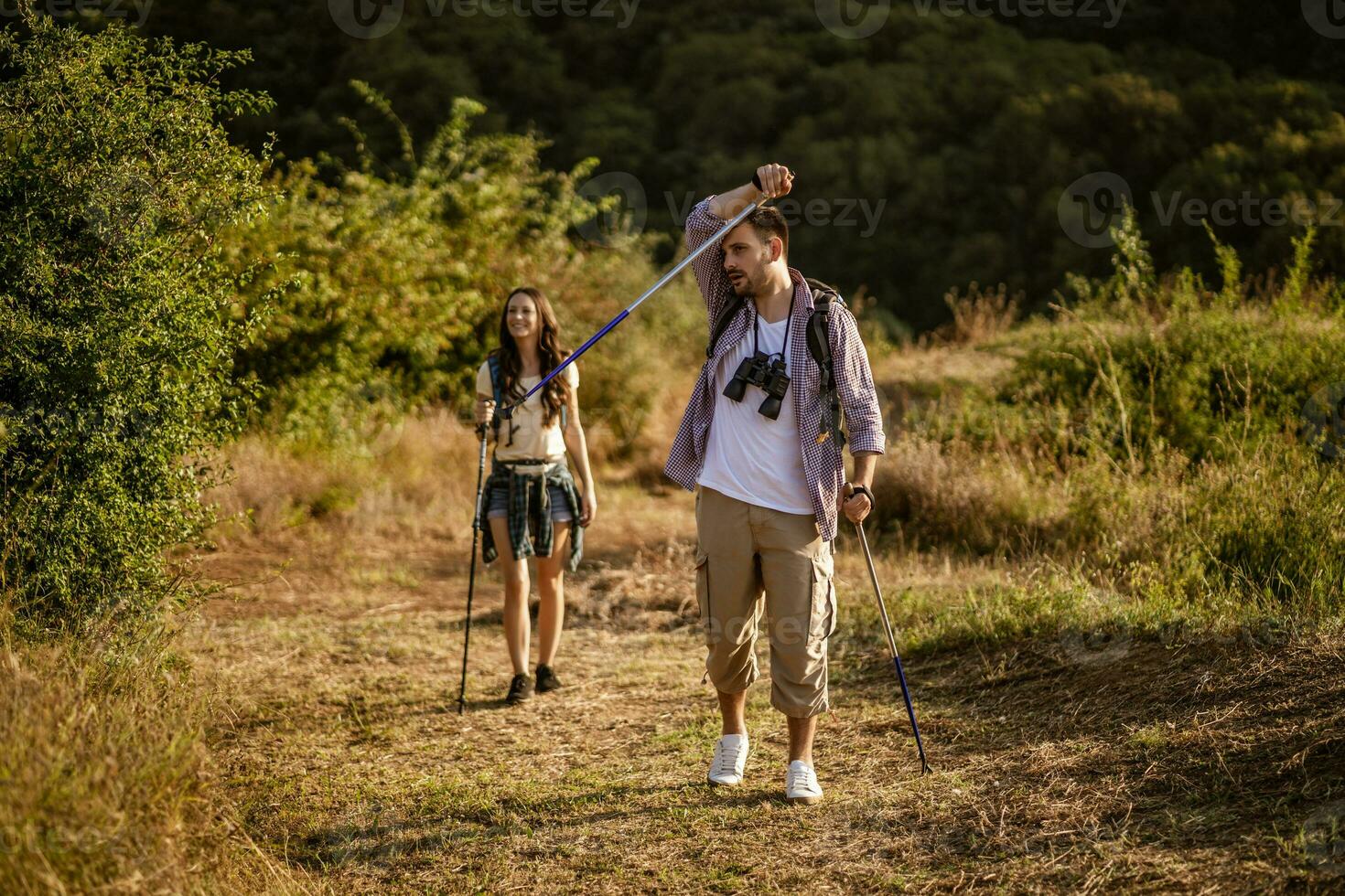 Pareja gasto hora al aire libre foto