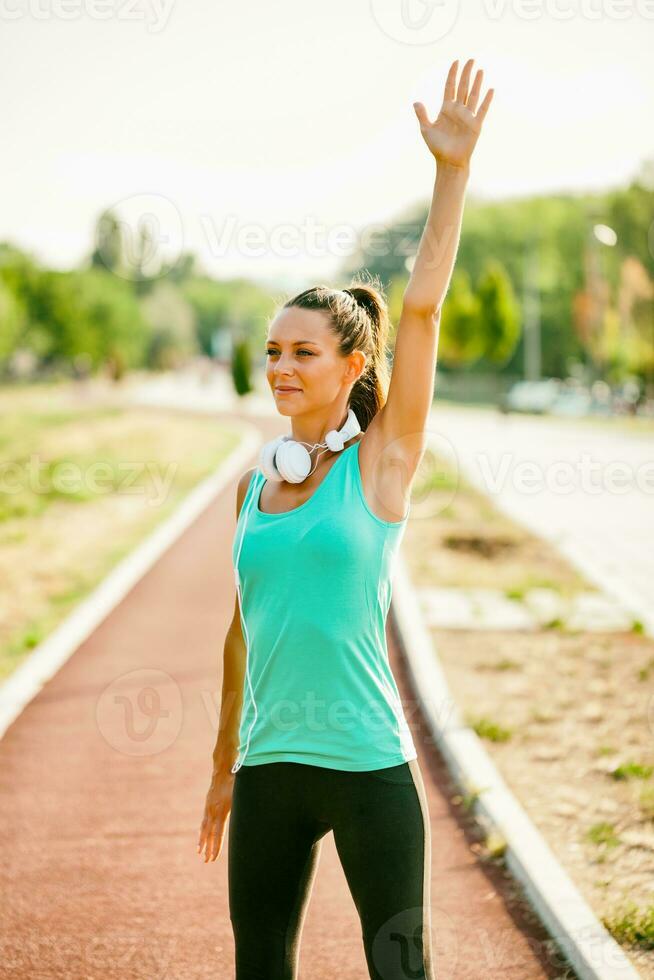 un mujer en un corriendo pista foto