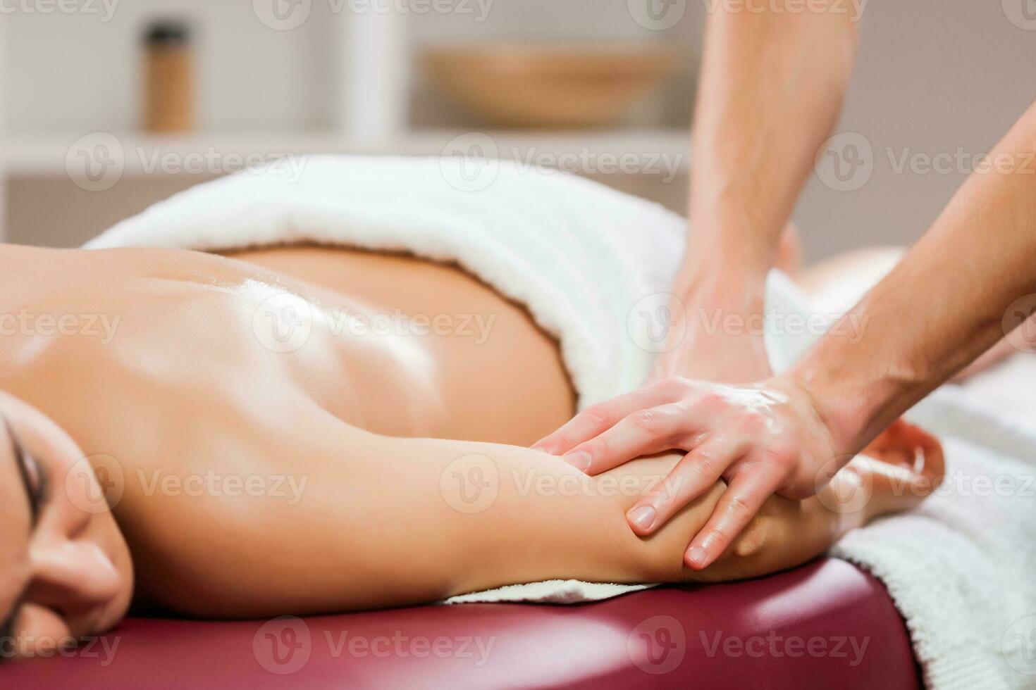un mujer teniendo un masaje foto