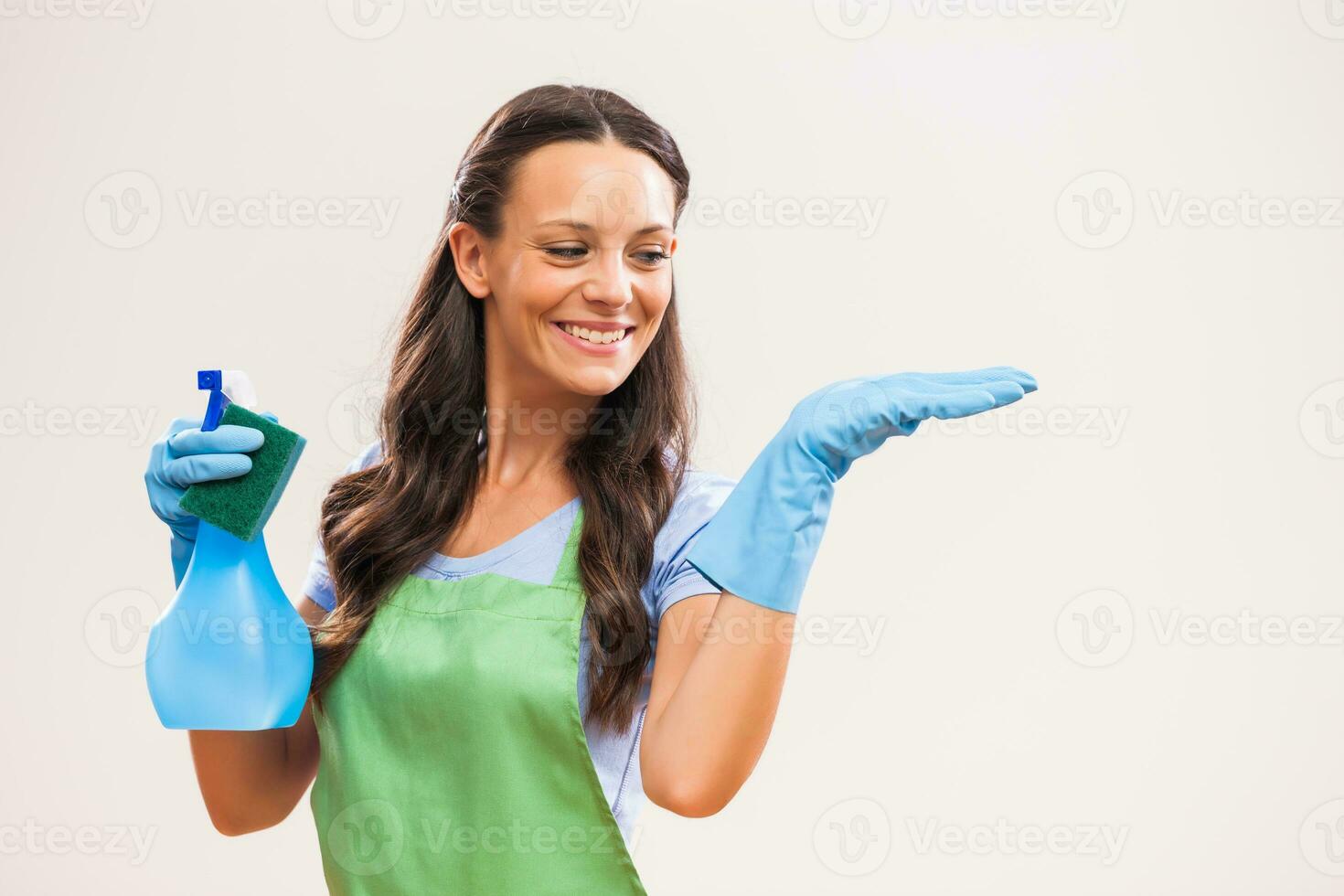 un mujer quien es yendo a limpiar el casa foto