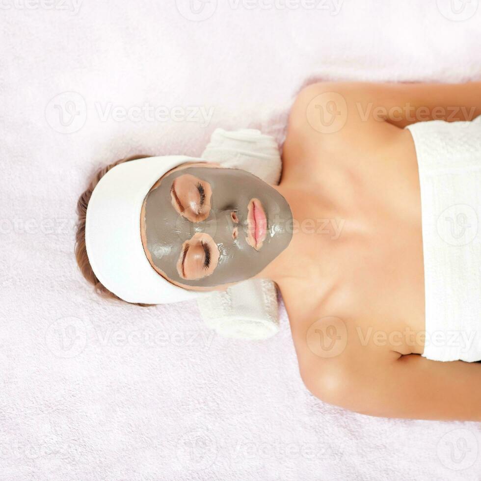 un mujer teniendo un facial tratamiento foto