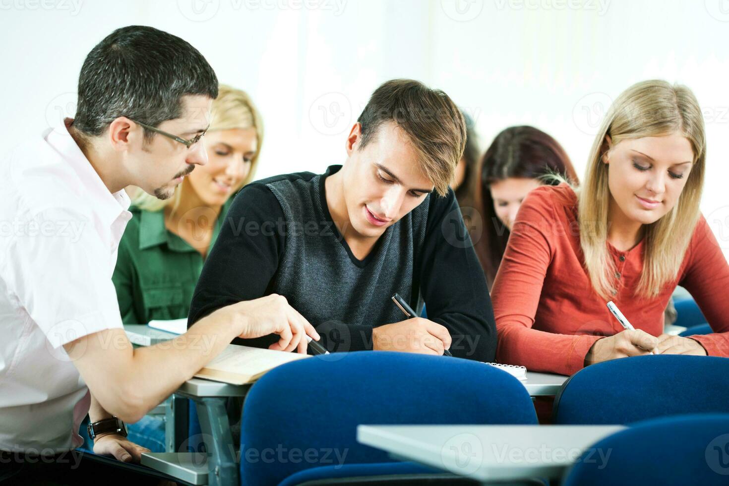 estudiantes en un salón de clases foto