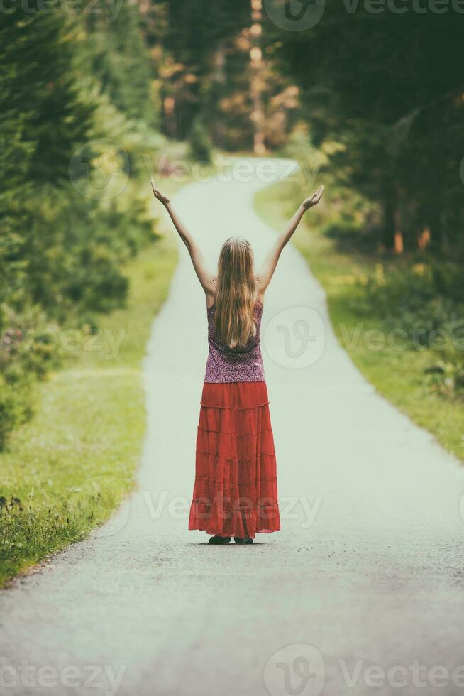 un mujer gasto hora al aire libre foto