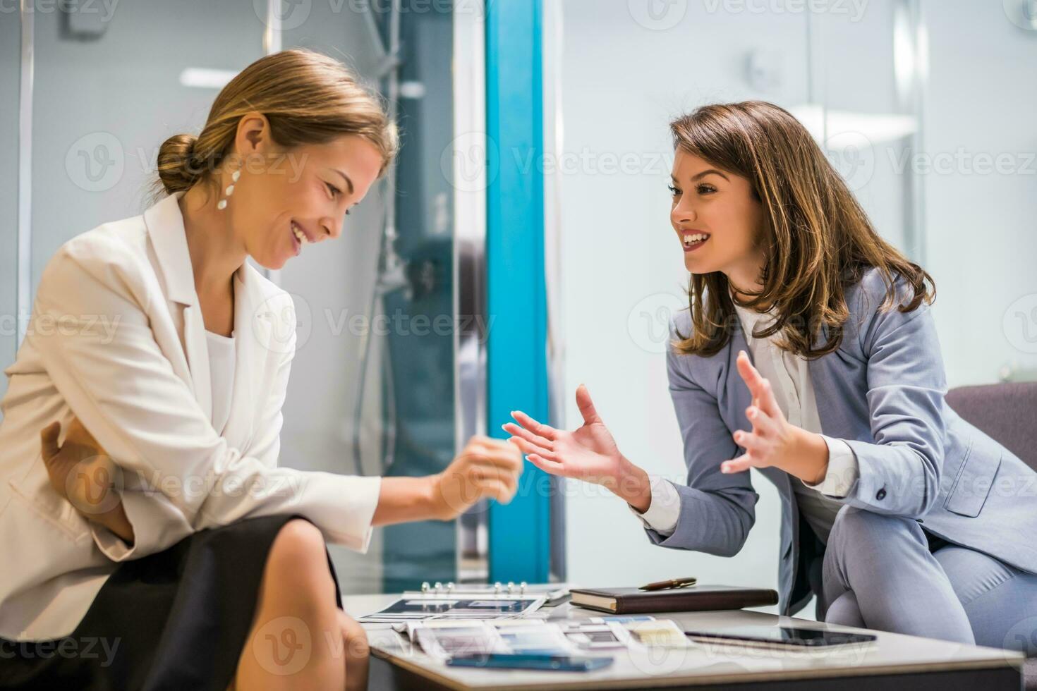 A sale woman that presents the products to the customer photo