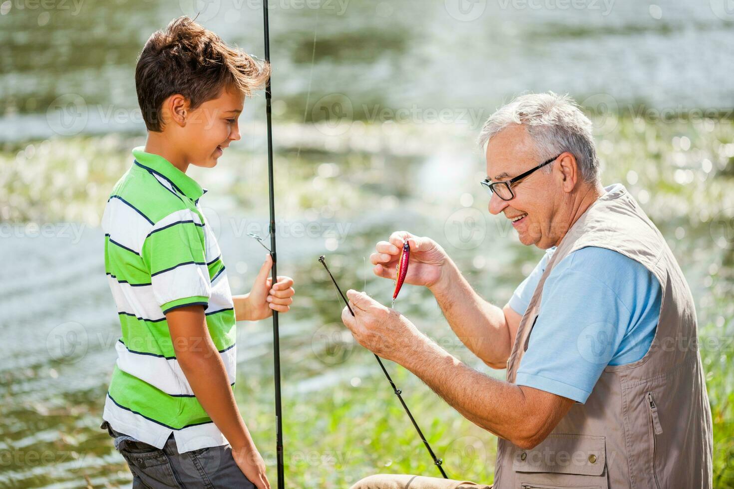 un abuelo y su sobrino pescar foto