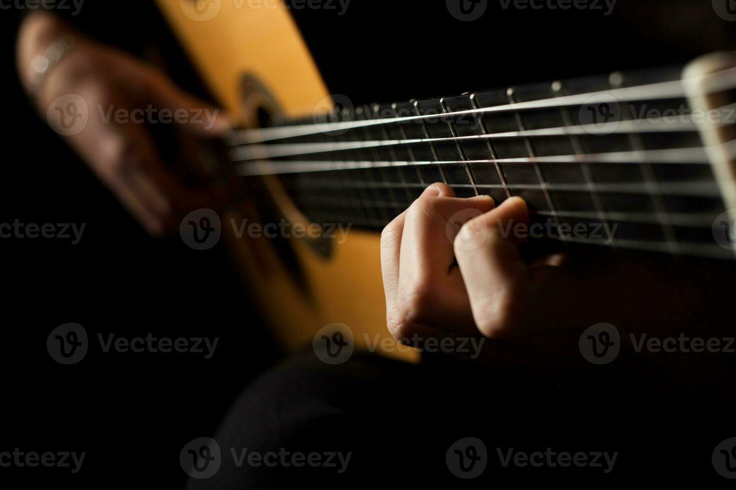 jugando un acústico guitarra foto