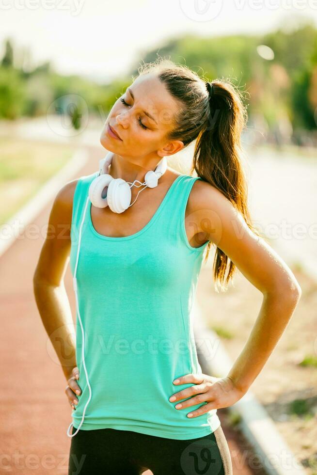 un mujer en un corriendo pista foto