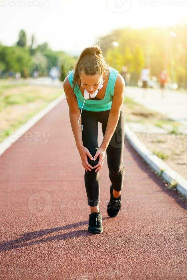 un mujer en un corriendo pista foto