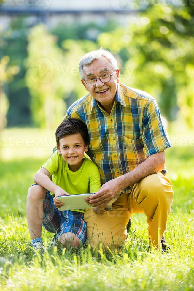 abuelo y sobrino gasto hora al aire libre foto