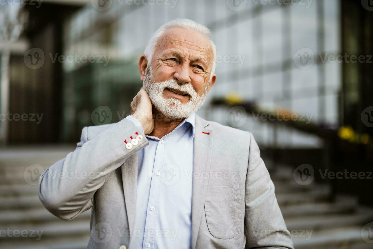 un mayor empresario teniendo un cuello dolor foto