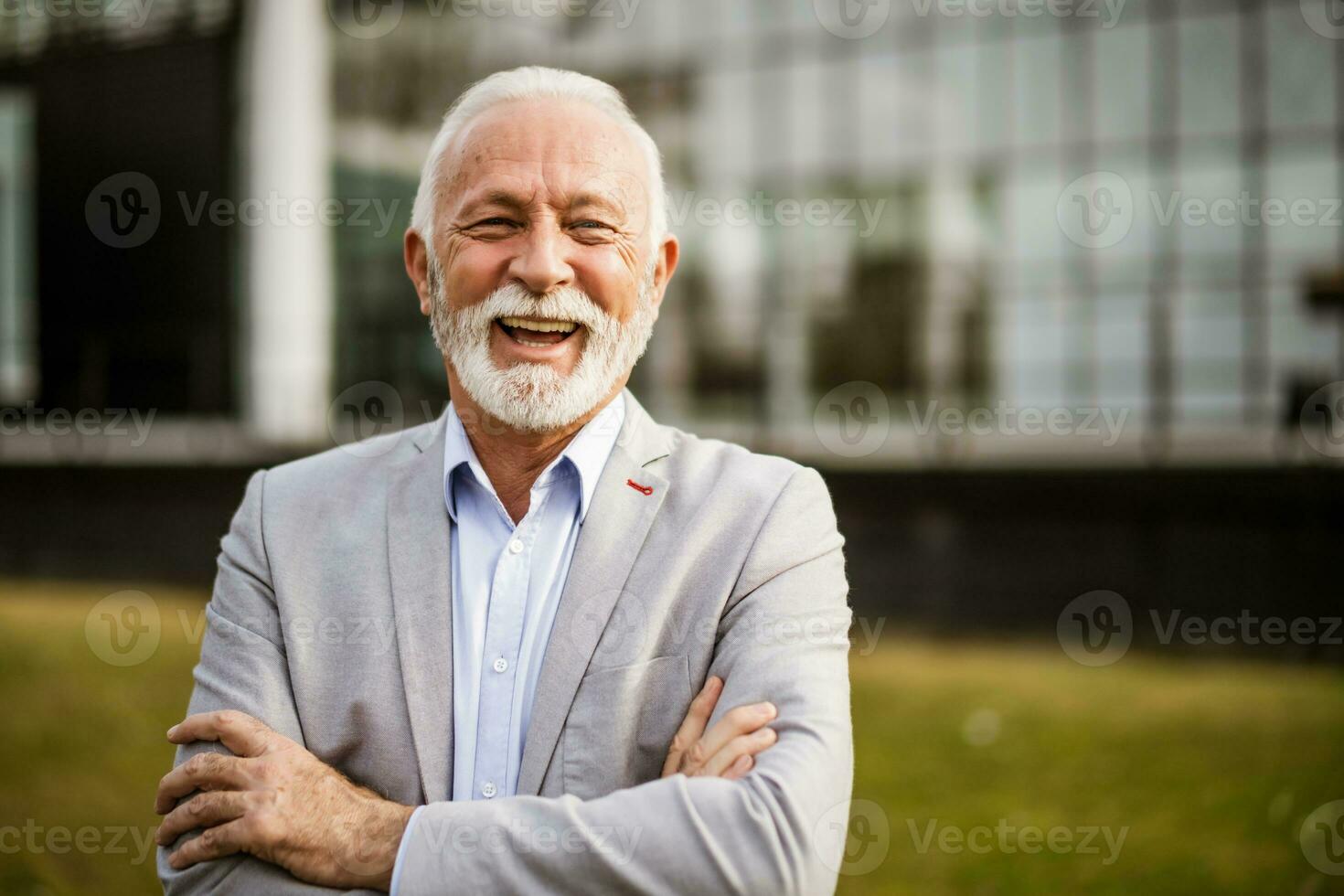 retrato de un contento mayor empresario foto