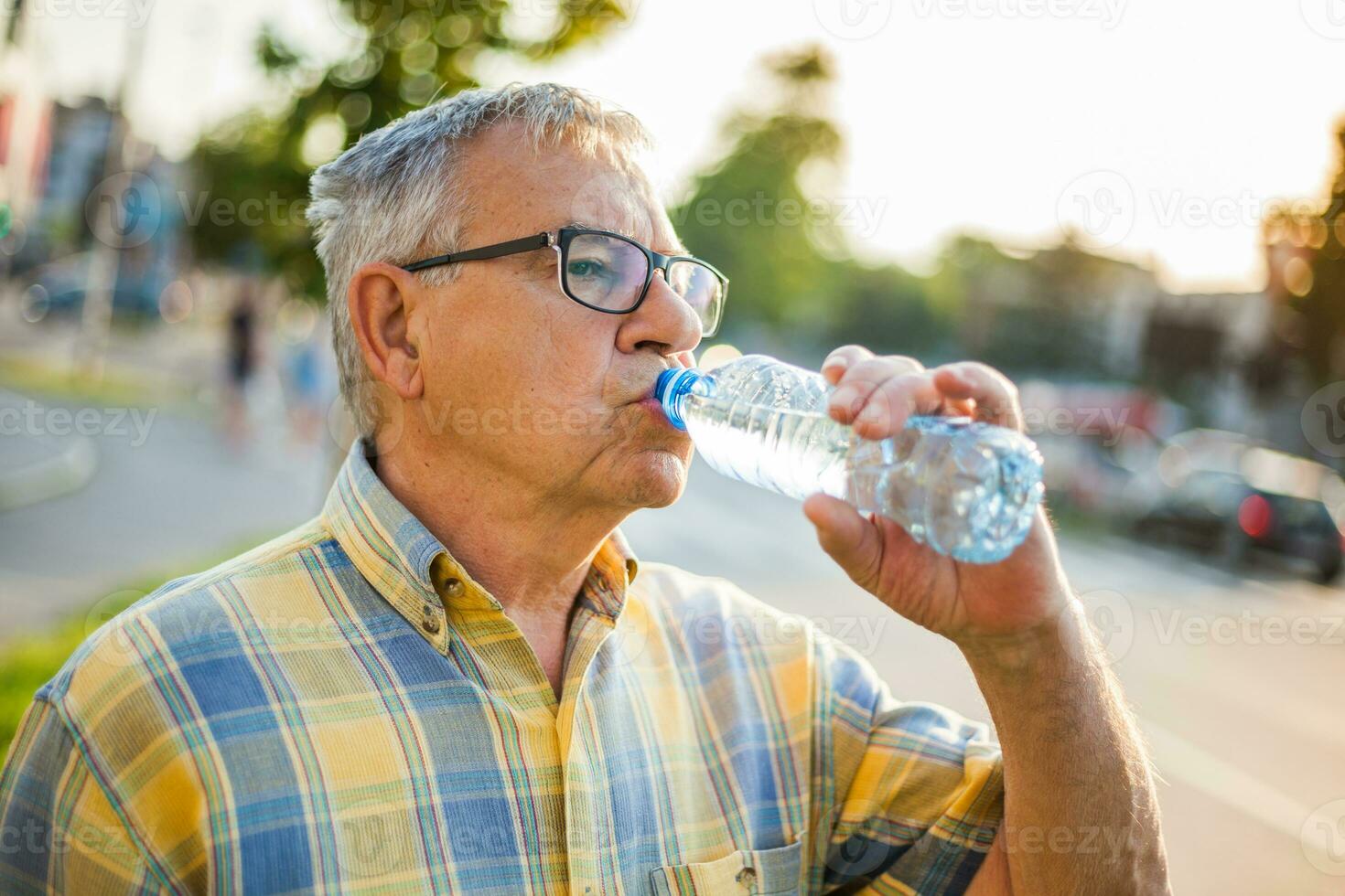 un mayor hombre Bebiendo agua foto