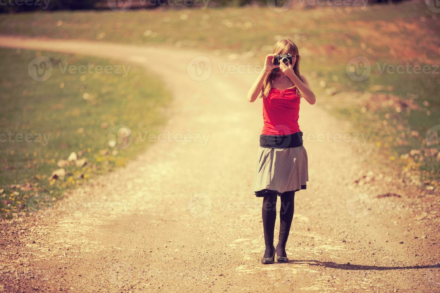 un mujer con un cámara foto