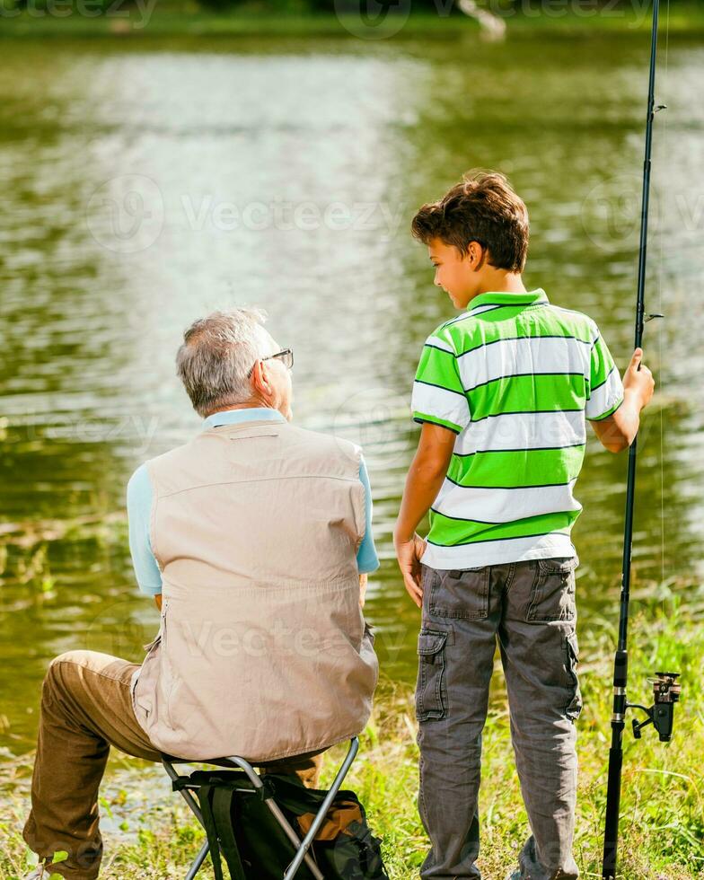 un abuelo y su sobrino pescar foto