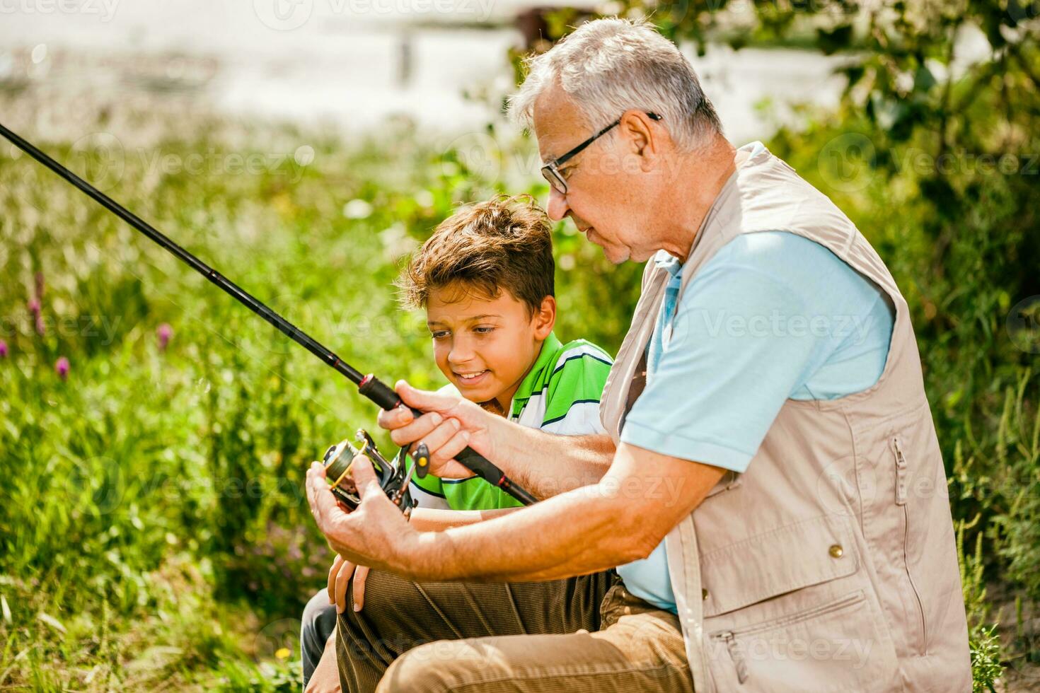 un abuelo y su sobrino pescar foto