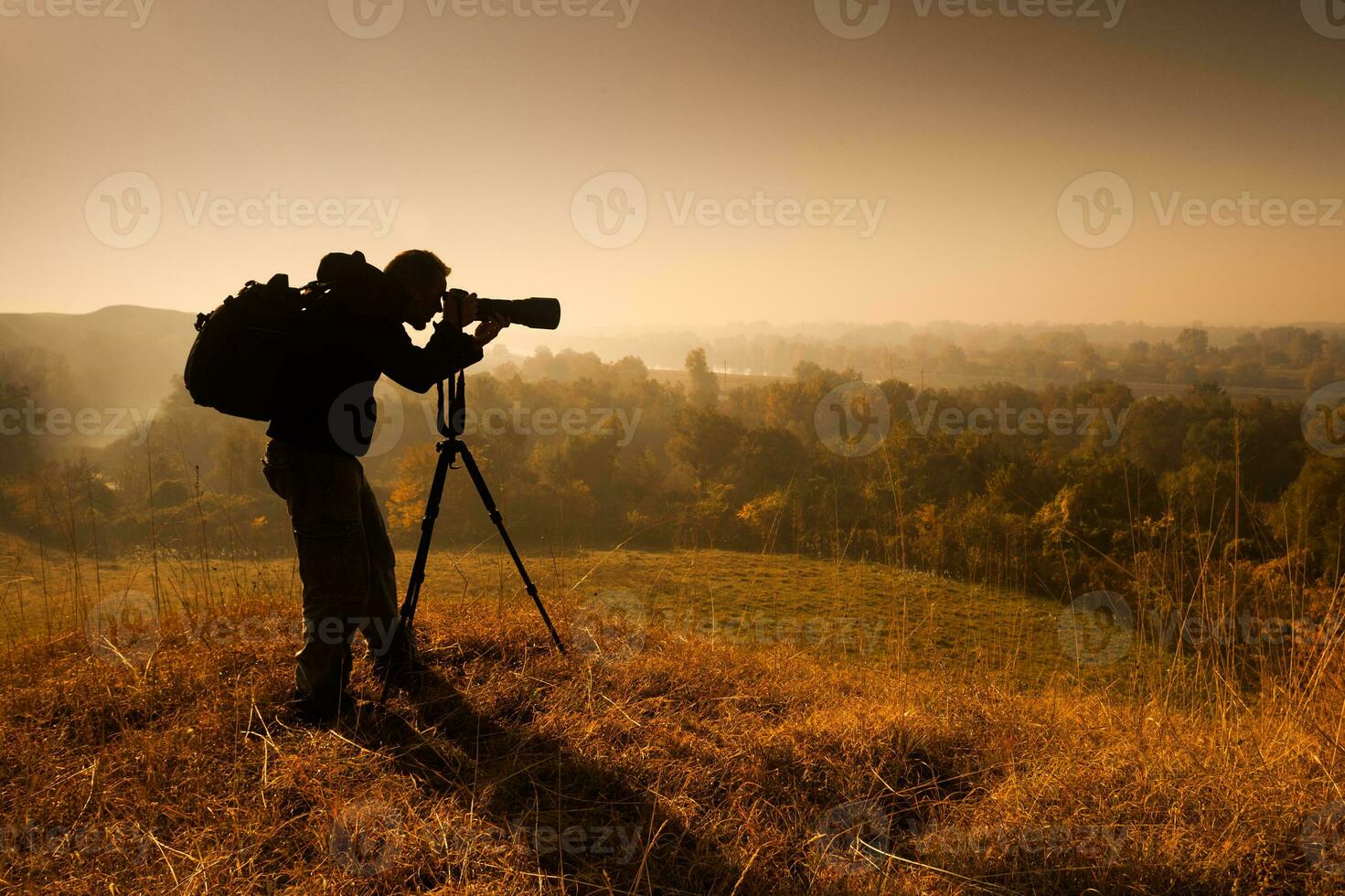 un hombre tomando fotos