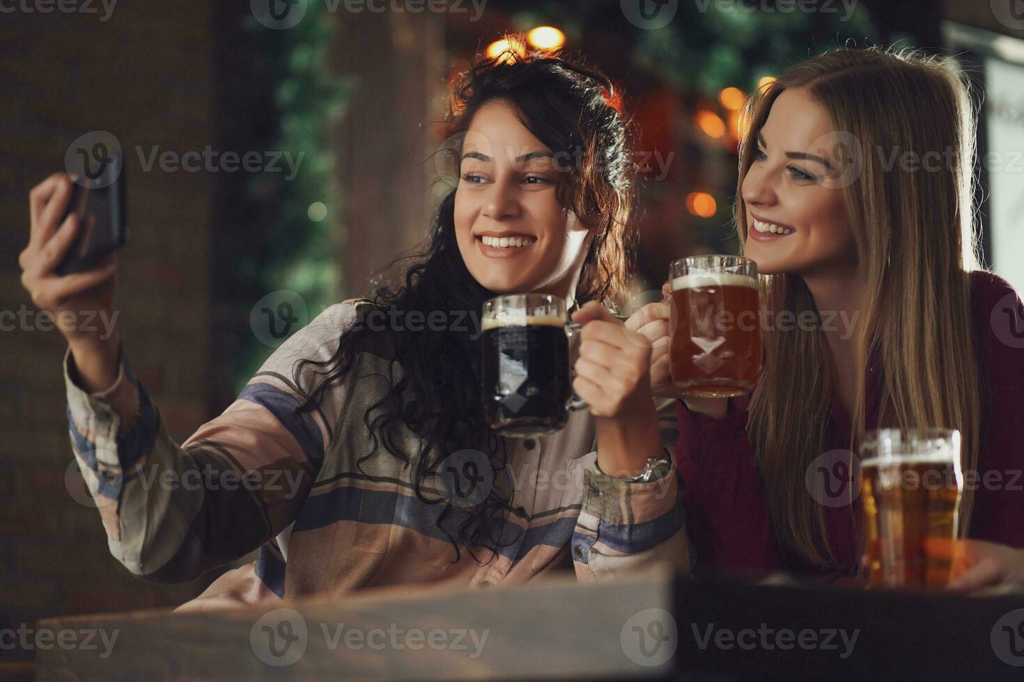 amigos teniendo divertido a el bar foto