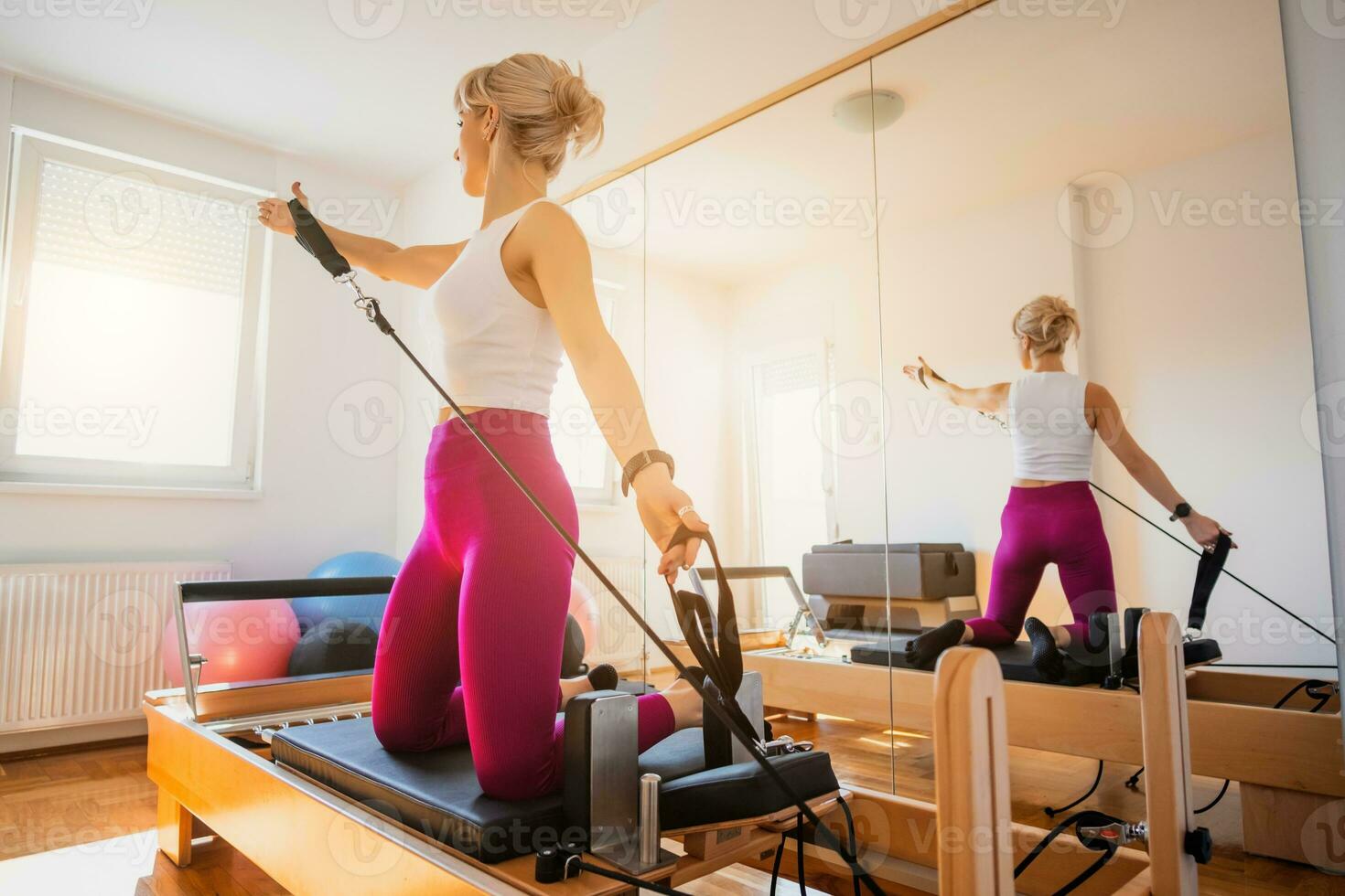 un mujer haciendo pilates foto