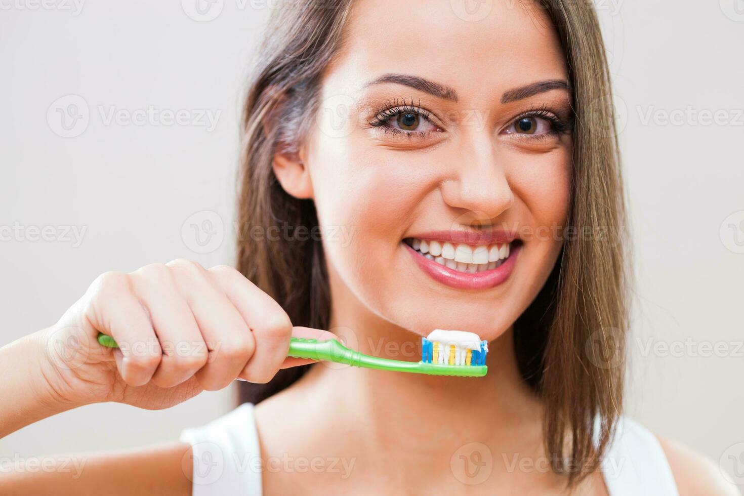 un mujer tomando cuidado de su dientes foto