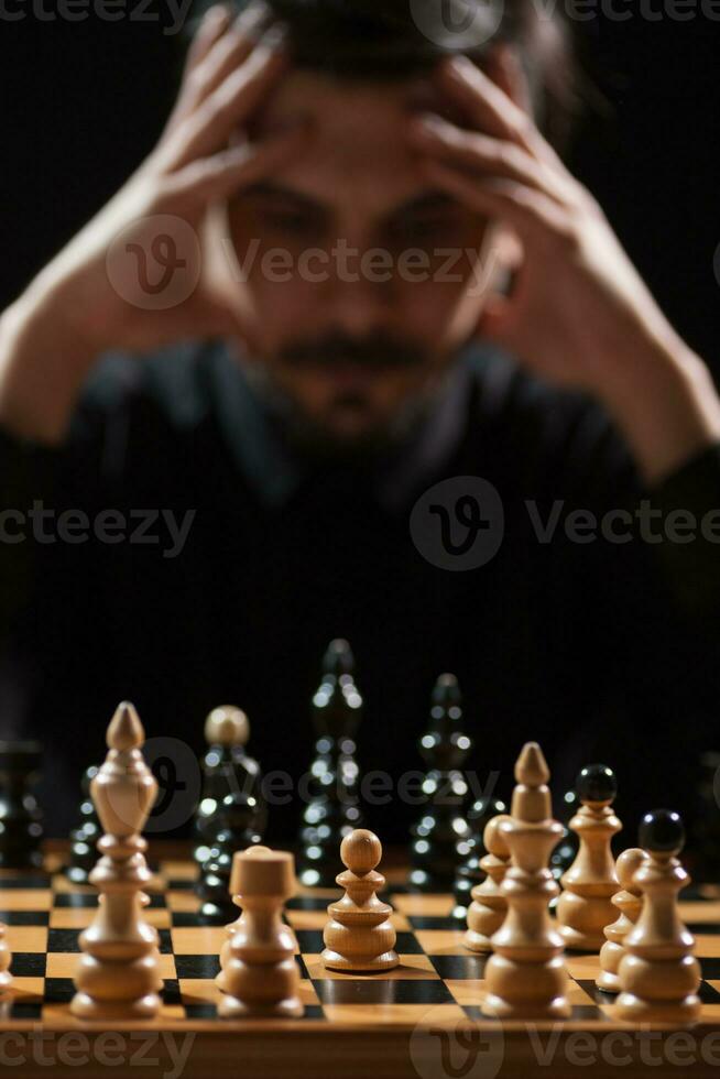 un hombre jugando al ajedrez foto