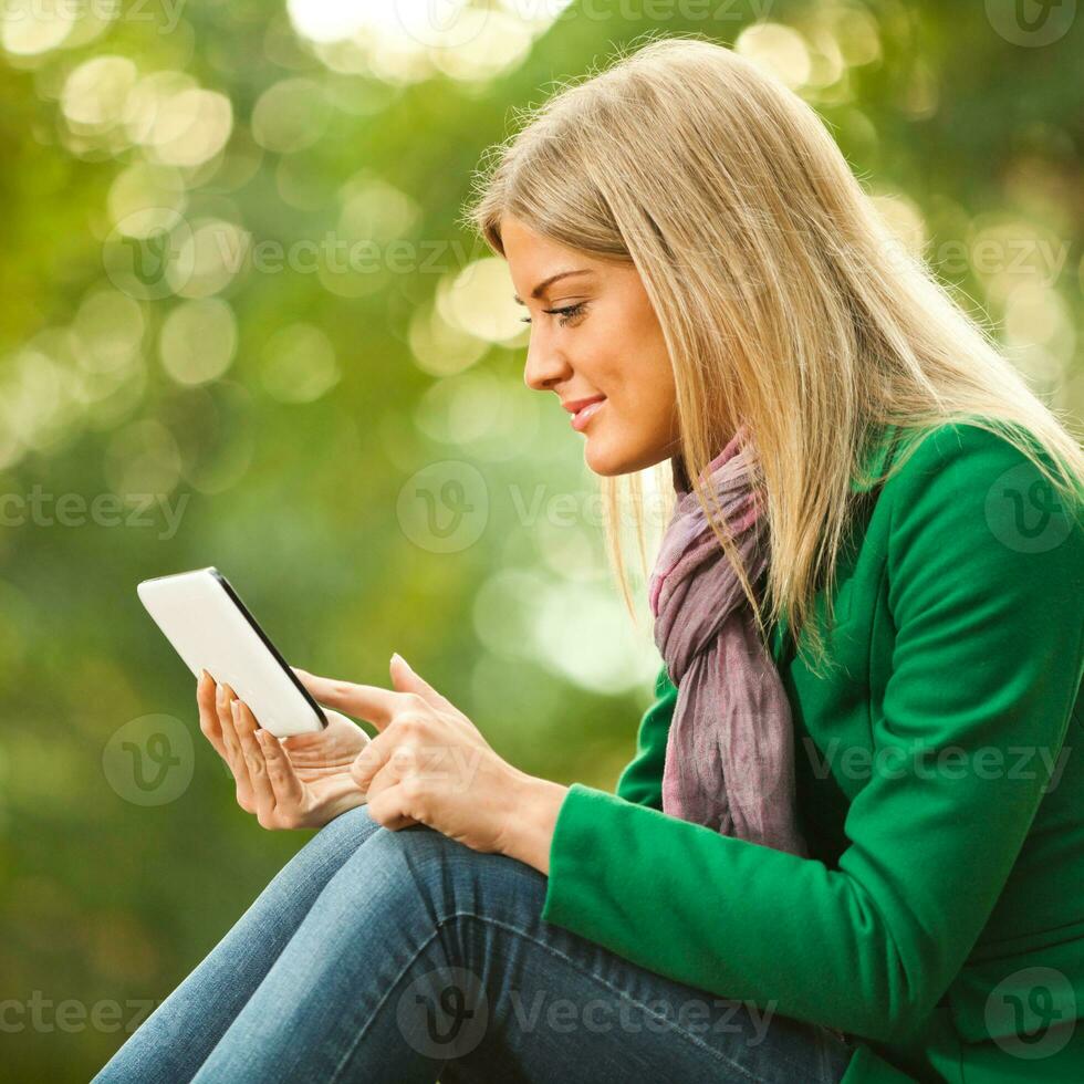 un contento mujer en el parque foto