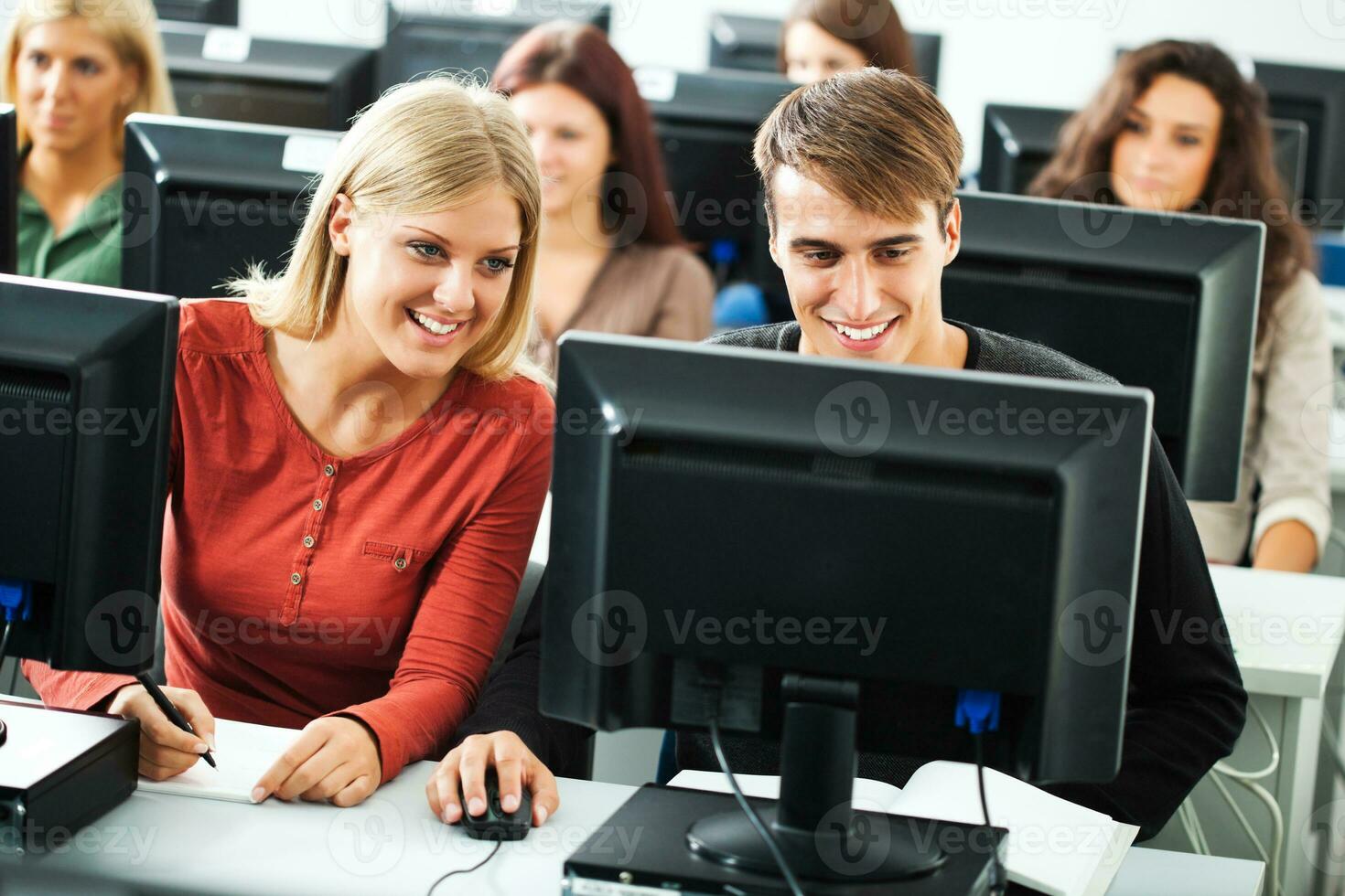 estudiantes aprendizaje en un computadora laboratorio foto