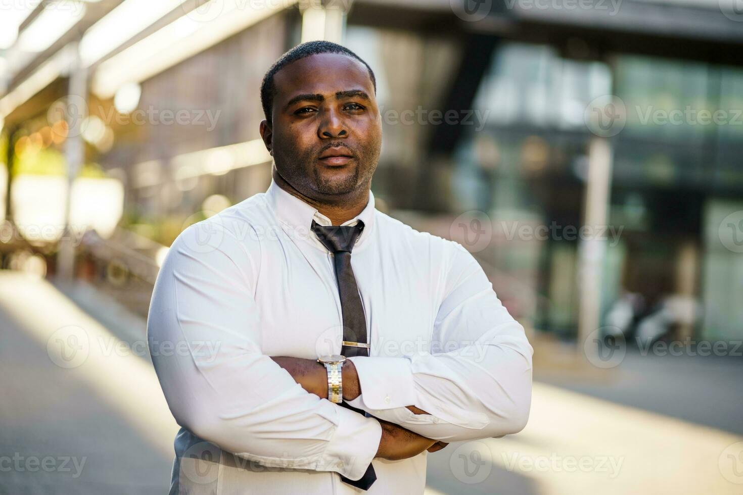 retrato de un grave afro empresario foto