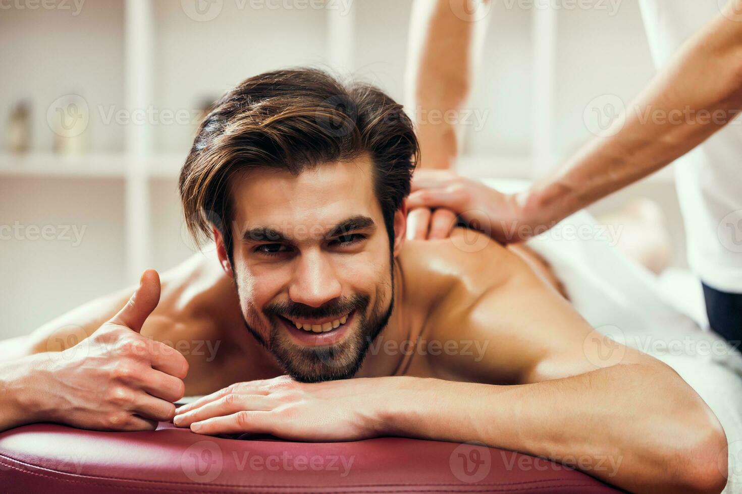 un hombre consiguiendo un espalda masaje foto