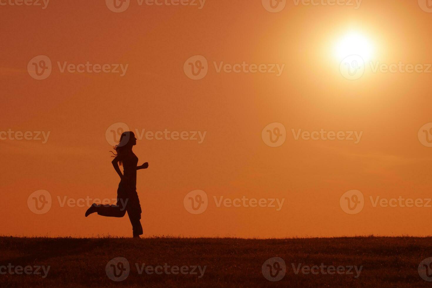 un mujer haciendo físico ejercicios foto