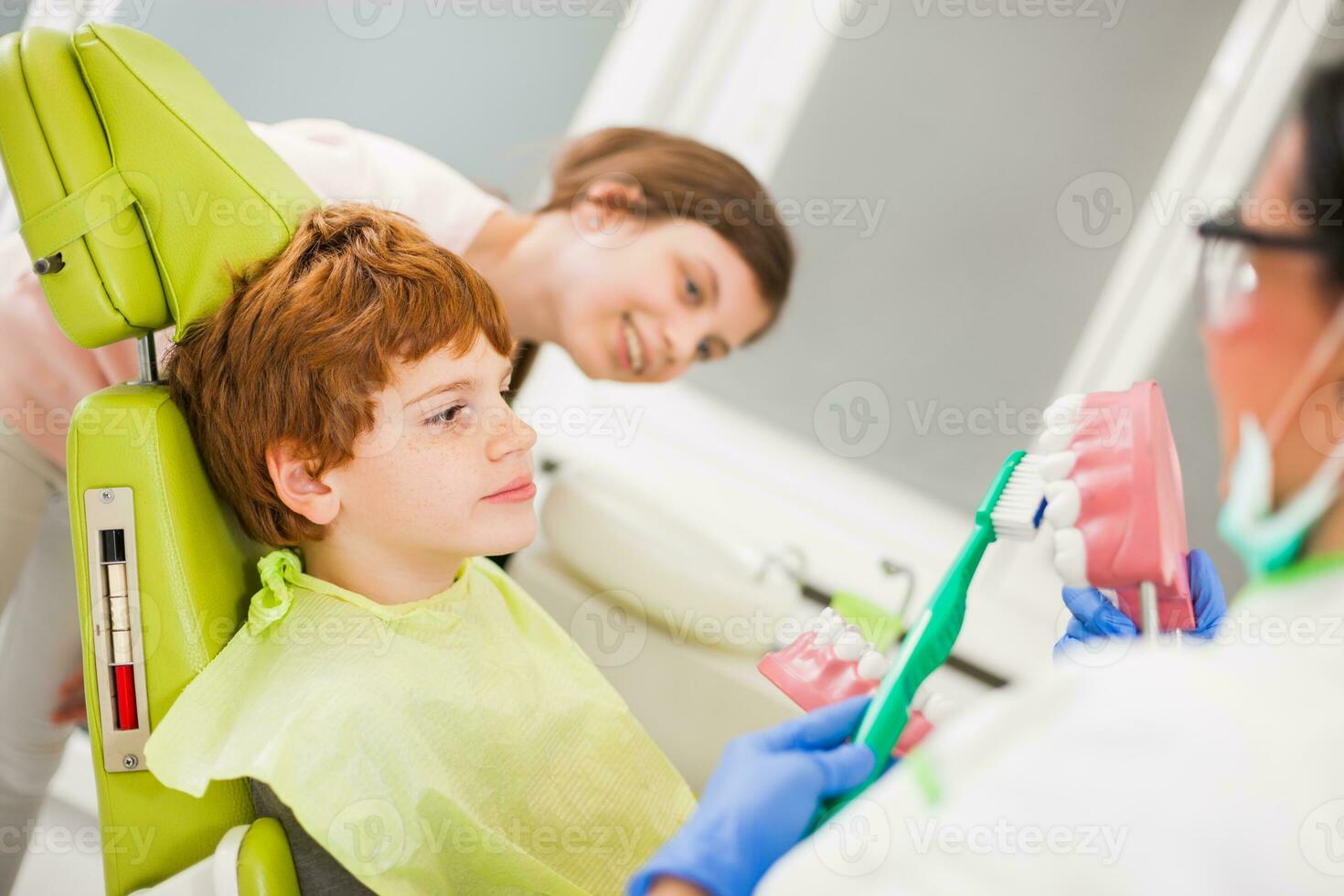 un niño a el dentista foto