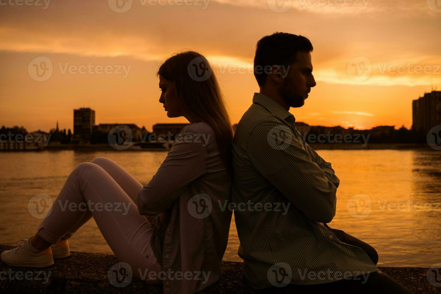 un joven Pareja terminado el puesta de sol foto