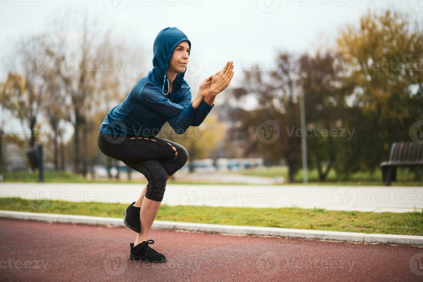 un joven mujer haciendo físico ejercicios foto