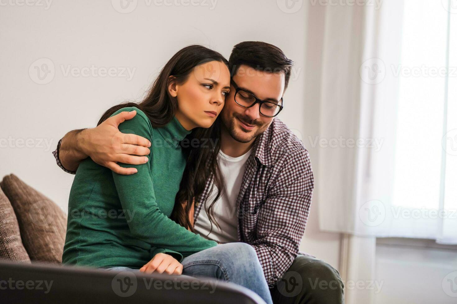 joven Pareja teniendo un argumento foto