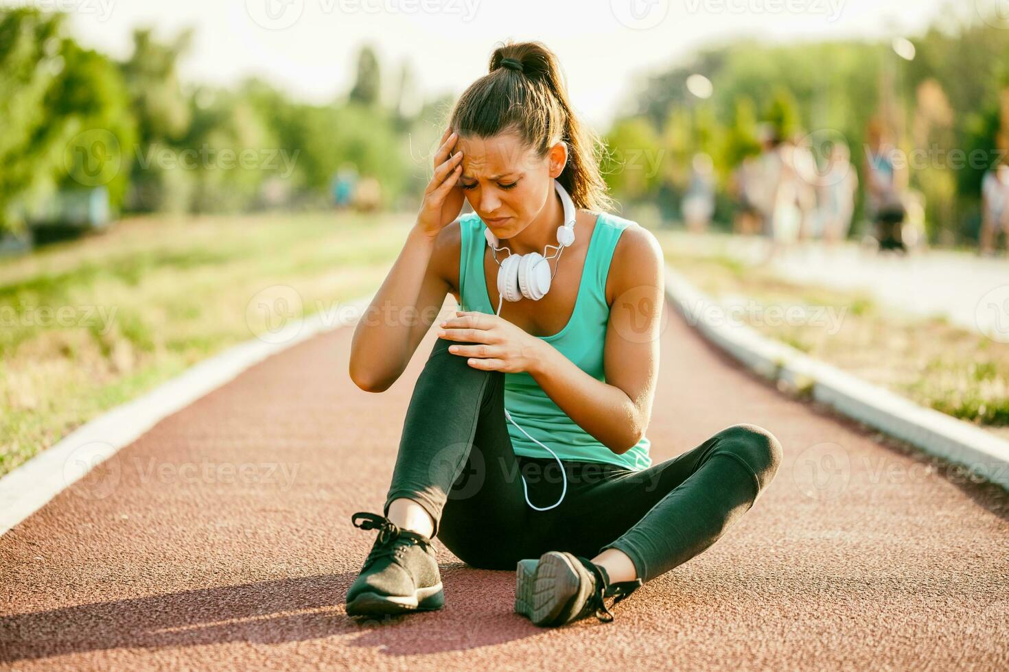 un mujer en un corriendo pista foto