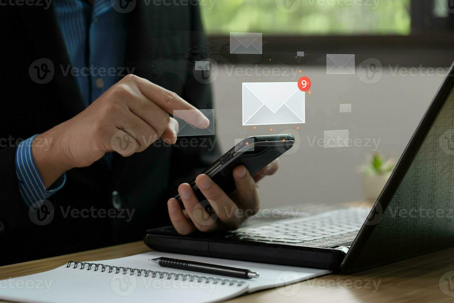 empresario utilizando móvil teléfono a cheque correo electrónico y enviar correo electrónico. correo electrónico márketing concepto, o Noticias carta, en línea trabajando Internet red. en línea márketing estrategias ese alcanzar objetivo clientes. foto