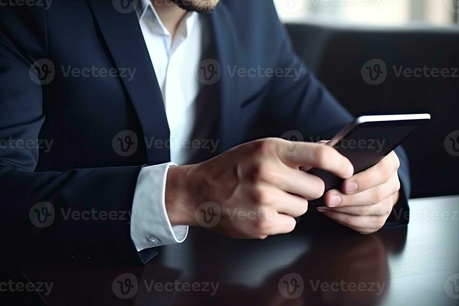 empresario utilizando móvil teléfono con blanco pantalla sentado a oficina escritorio. foto