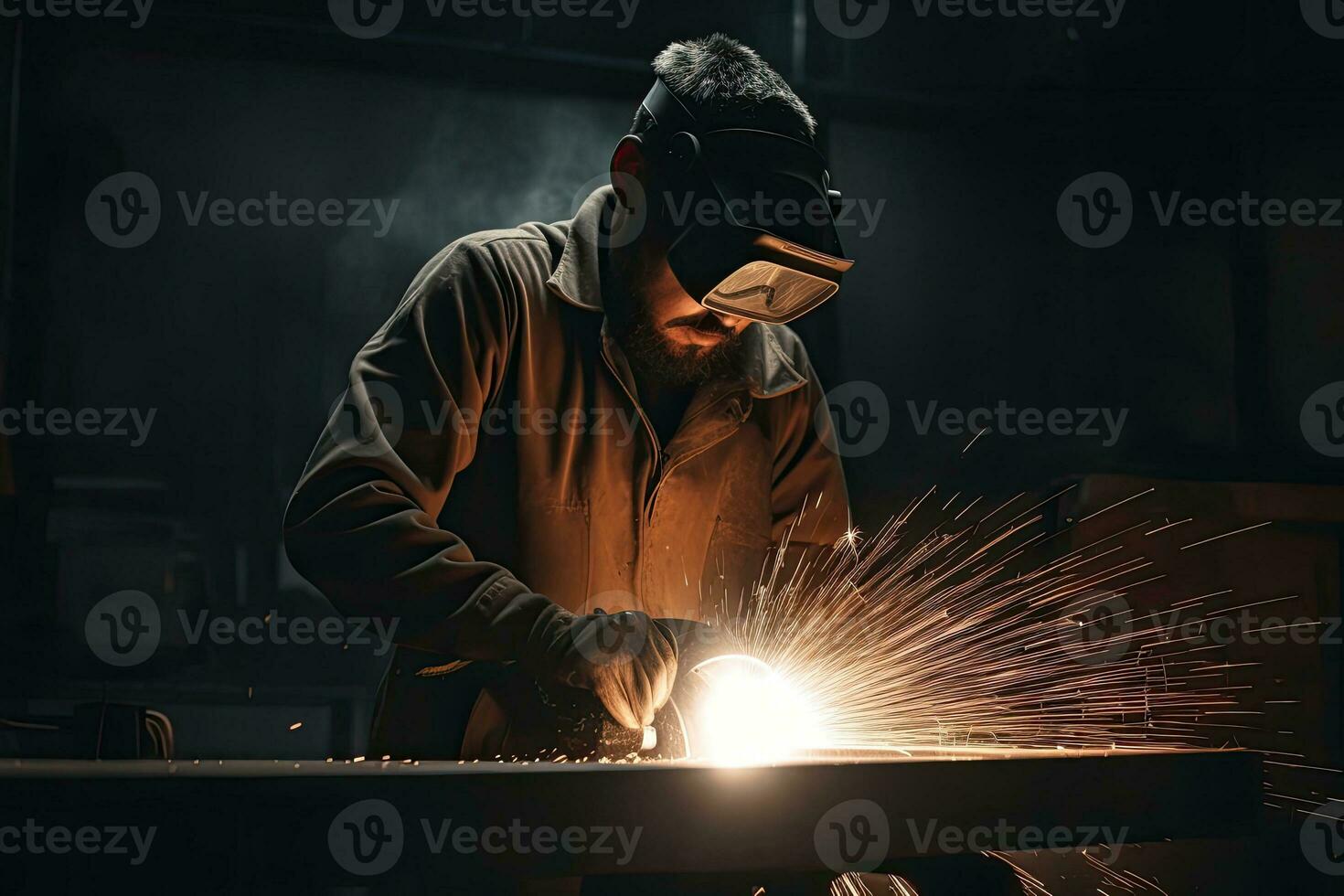 trabajador haciendo eléctrico molienda rueda en acero estructura en fábrica metal Procesando con un ángulo amoladora chispas en metal foto