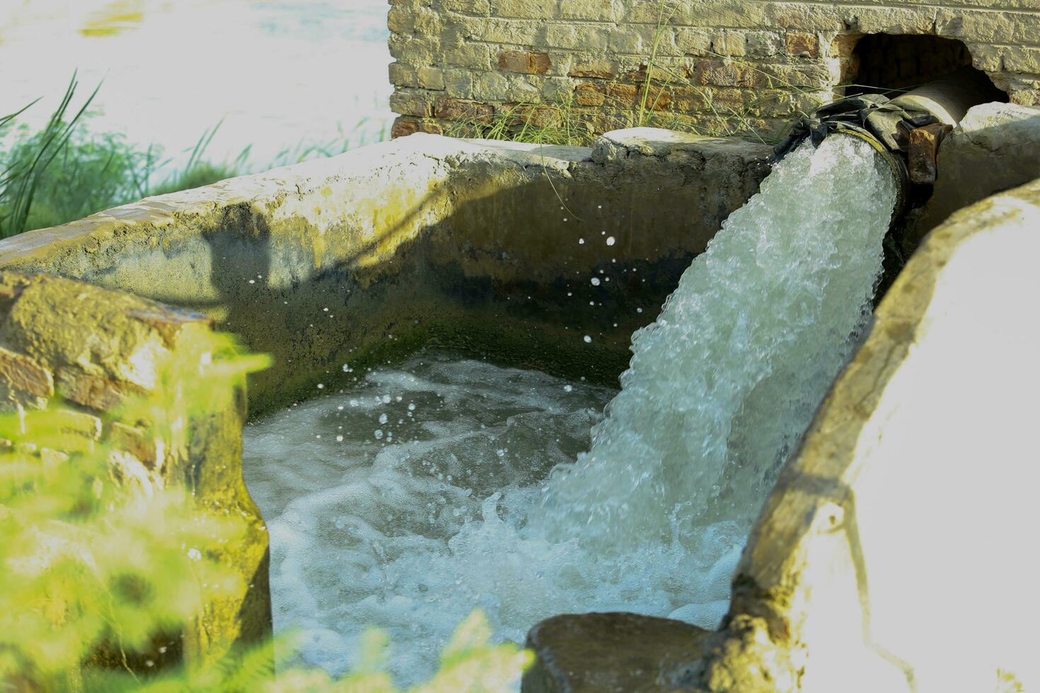 pozo tubular en pueblo a dar agua a cultivos foto