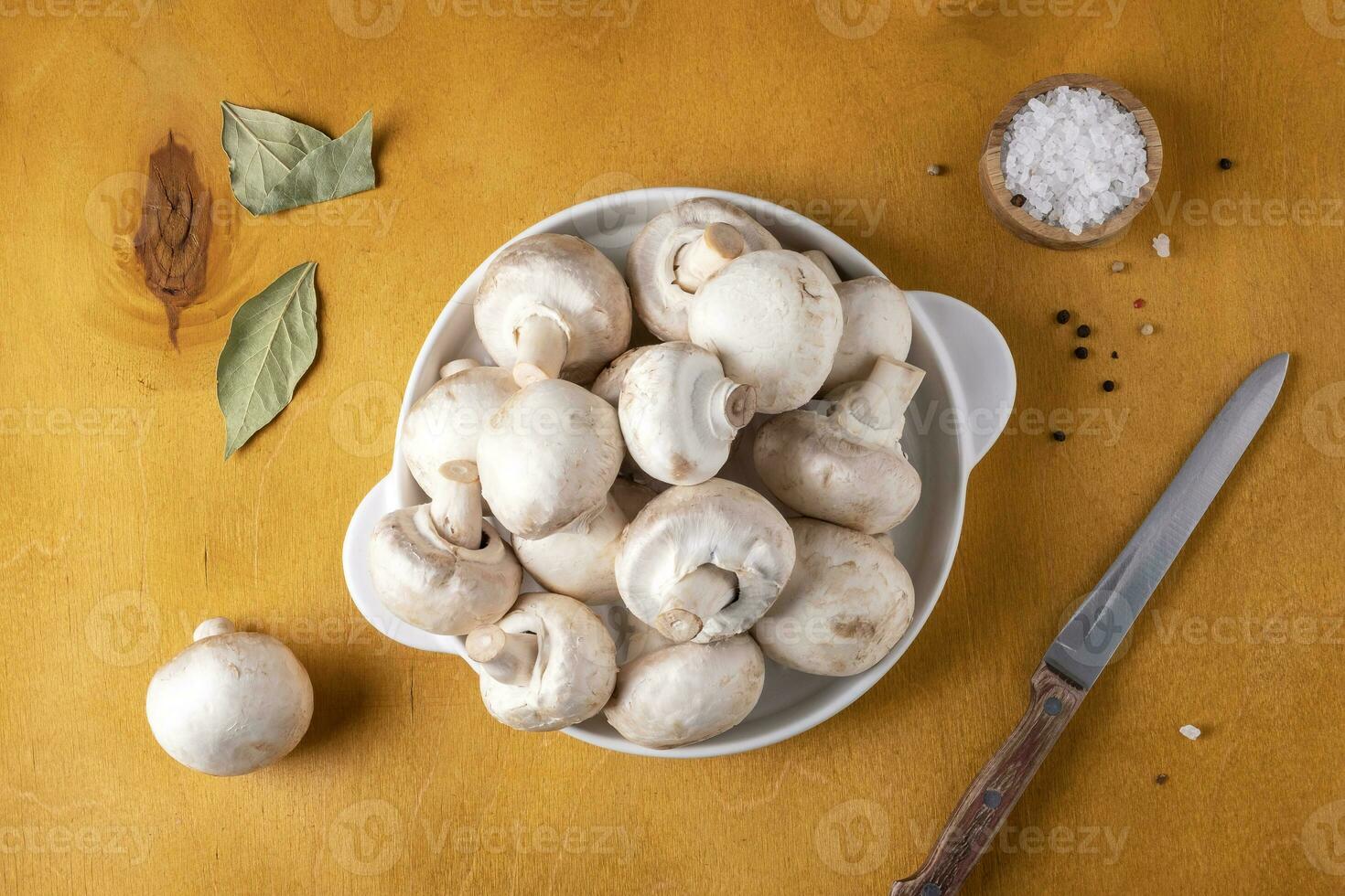 champiñón hongos en un blanco cerámico plato en un amarillo antecedentes. foto