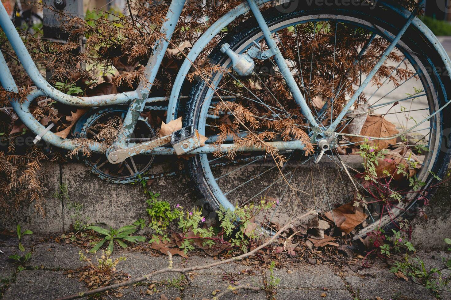 antiguo resistido bicicleta en el ciudad foto