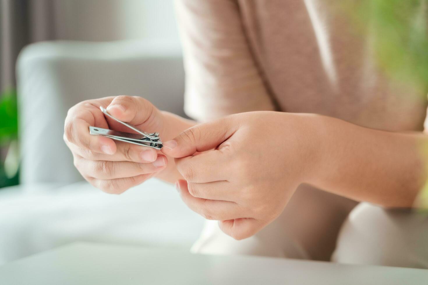 mujer corte las uñas utilizando uña clíper, cuidado de la salud, belleza concepto. foto