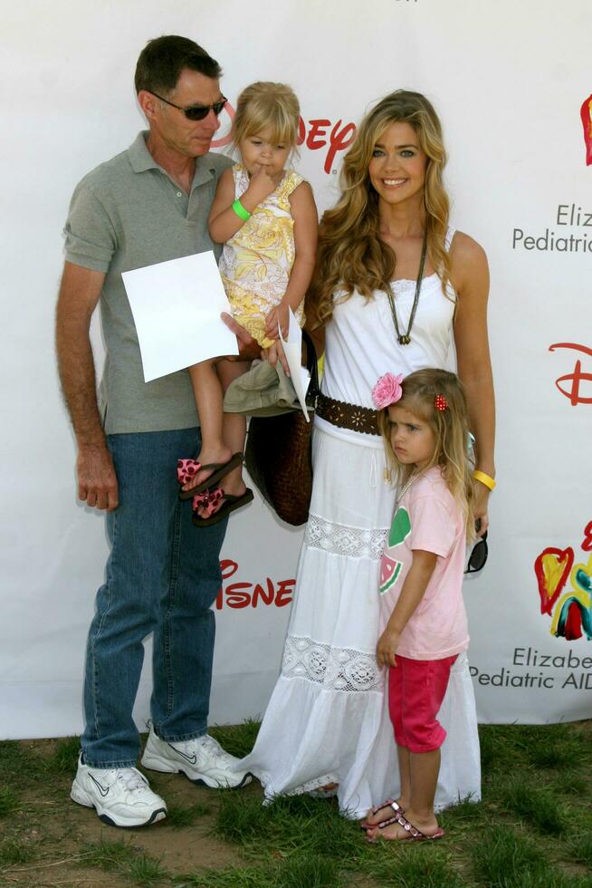 denise ricardos padre su hijas llegando a el un hora para héroes pediátrico SIDA 2008 beneficio a el veteranos administración jardines madera del oeste California junio 8 2008 2008 kathy hutchins hutchins foto