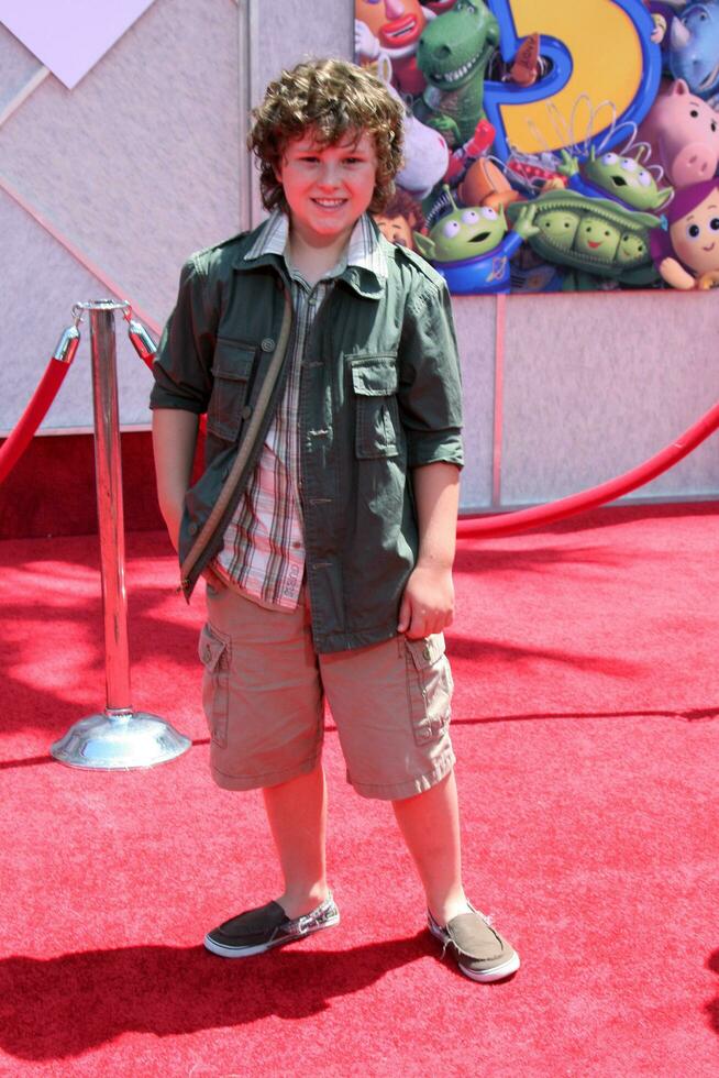 nolan gould llega a el juguete historia 3 mundo estreno el Capitán teatro los angeles California junio 13 2010 foto