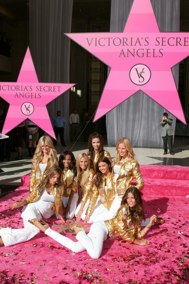 Victoria’s Secret Angels 24003831 Stock Photo at Vecteezy
